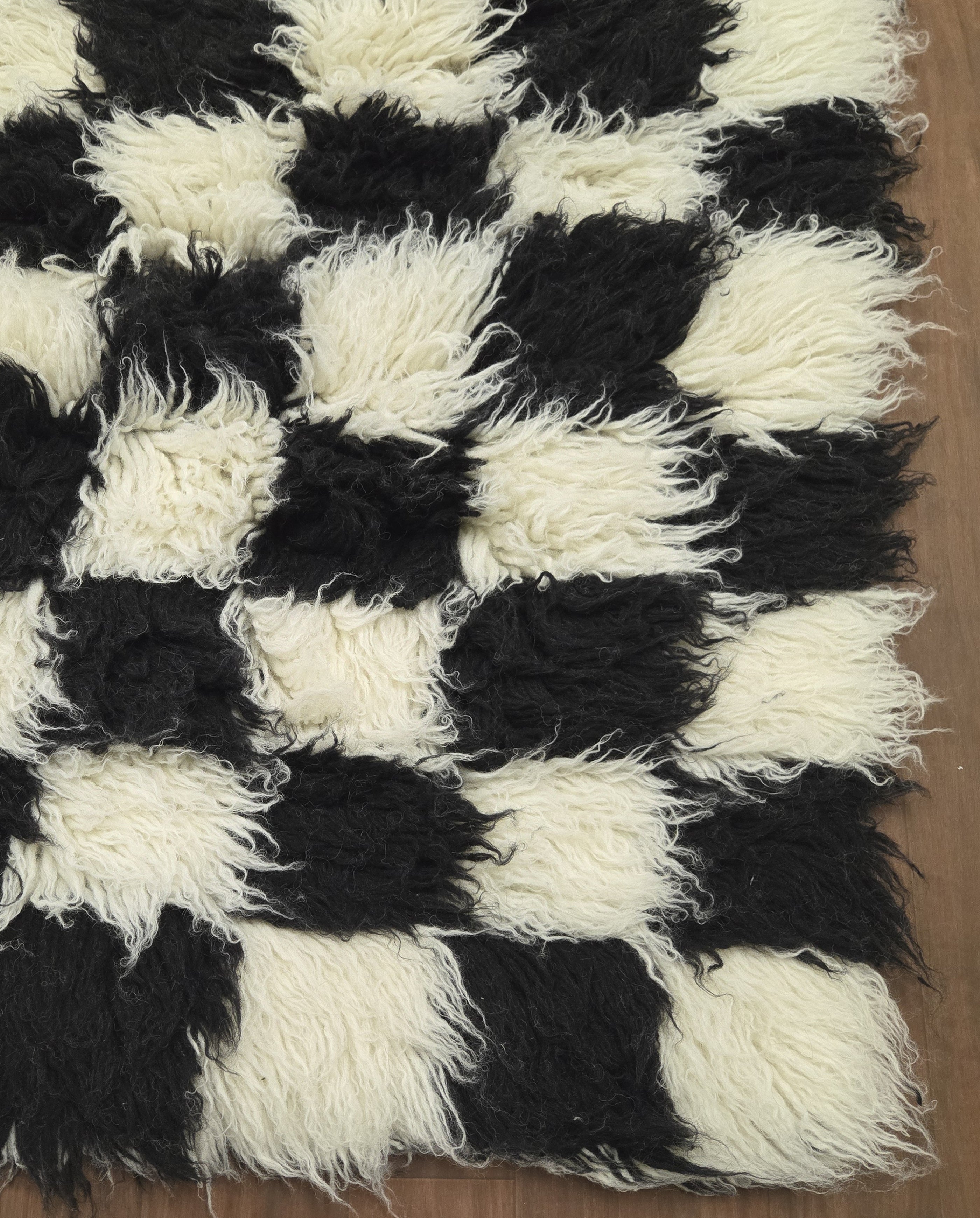 BEAUTIFUL 5x7 BLACK+WHITE PATCHWORK FLOKATI RUG. LONG 4” PILE. WOOL AREA RUG